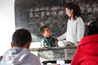 乡村女教师和小学生在教室里