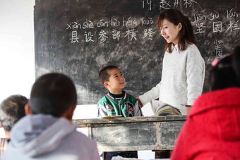 乡村女教师和小学生在教室里