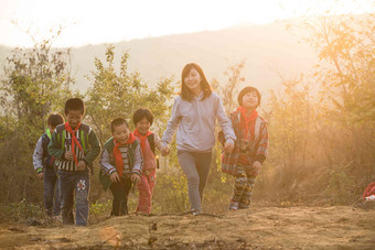 乡村女教师和学生在户外