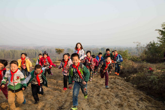 乡村女教师玩耍户外跑非都市风光