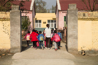 乡村女教师和学生在户外