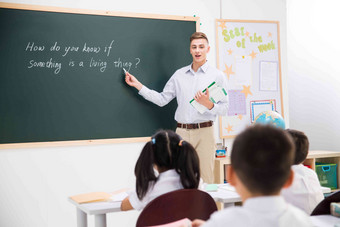 教师和小学生在教室里