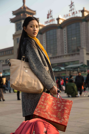 青年女人在站前广场