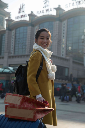 青年女人在站前广场