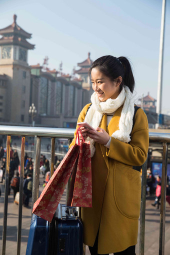 青年女人在站前广场