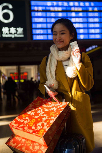 青年女人在火车站