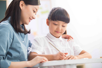 老师在指导小学女生学习乐趣高端照片