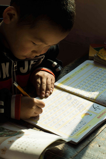 乡村小学里的小学生学习乐观清晰场景