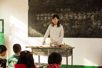 乡村女教师和小学生在教室里