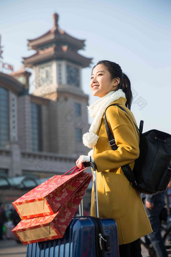 青年女人在站前广场