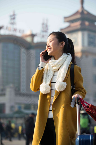 青年女人在站前广场