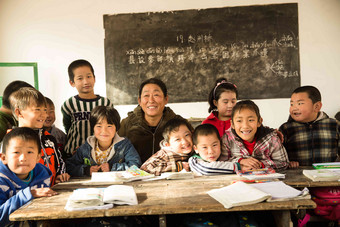 乡村女教师和<strong>小学</strong>生在教室里