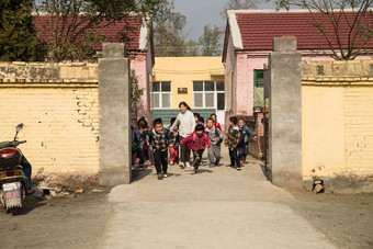 乡村女教师和学生在户外