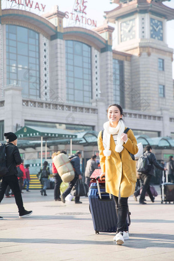 青年女人在站前广场