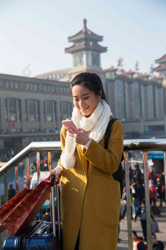 青年女人在站前广场