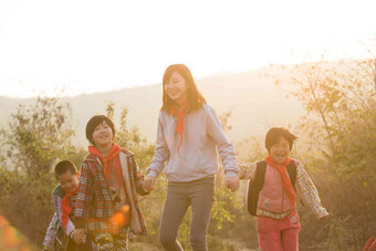 乡村女教师和学生在户外