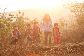 乡村女教师和学生在户外