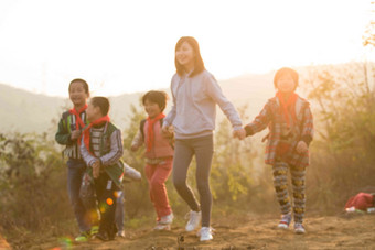 乡村女教师和学生在户外