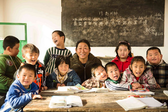 乡村女教师和小学生在教室里