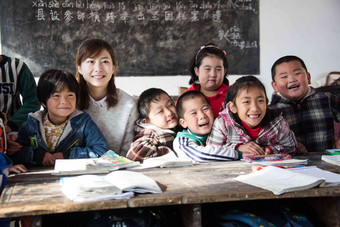 乡村女教师和小学生在教室里