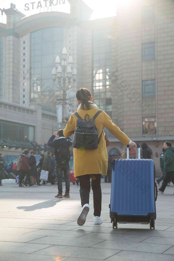 青年广场户外行李仅一个青年女人