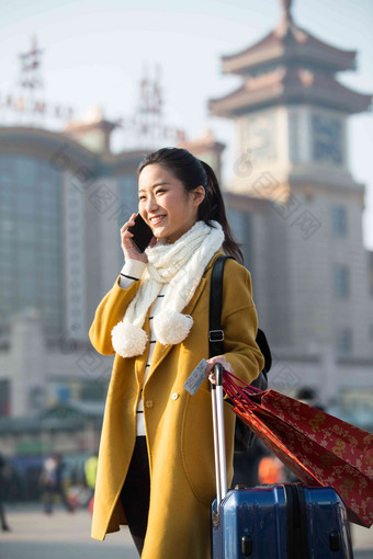 青年女人在站前广场