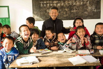 乡村男教师和<strong>小学</strong>生在教室里