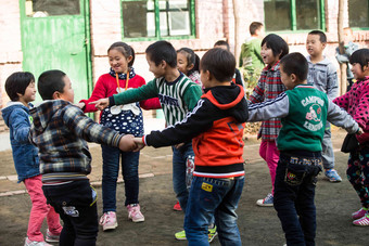 乡村小学生在学校团结高清摄影图