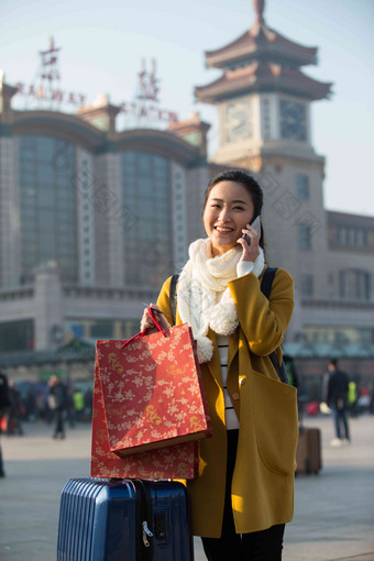 青年女人在站前广场