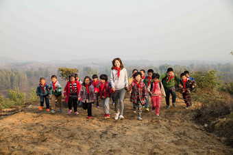 乡村女教师玩耍女人团队男生