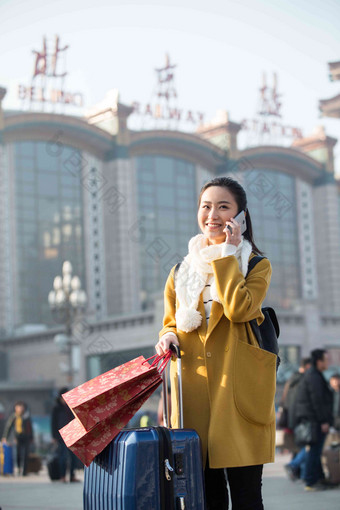 青年广场通讯旅行者仅女人清晰素材