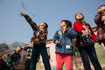 乡村小学生在学校放纸飞机