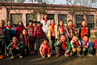 乡村教师小学生社会问题友谊水平构图高清场景