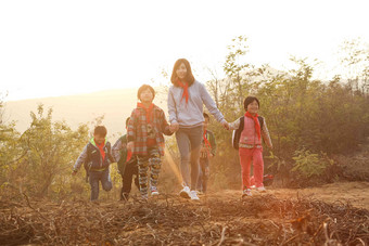 乡村女教师和学生在户外