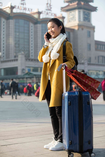 青年女人在站前广场