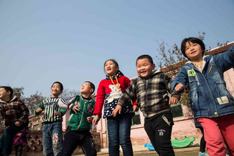 乡村小学生在学校放纸飞机