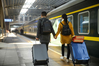 青年情侣在火车站
