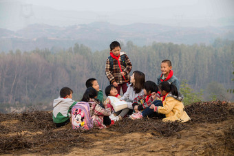 乡村教师和小学生在户外学习