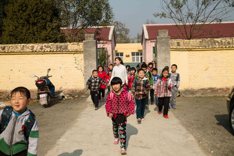 乡村女教师和学生在户外