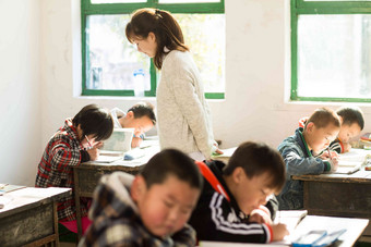 乡村女教师和小学生在教室里