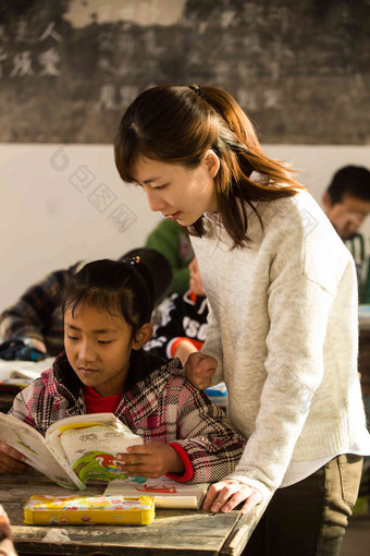 乡村女教师和小学生在教室里