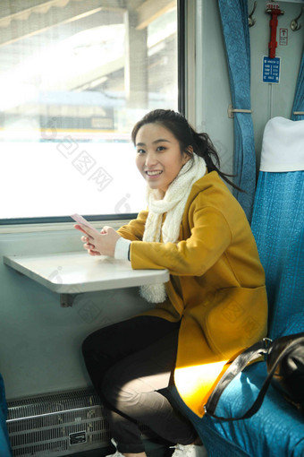 青年女人在火车上亚洲人清晰摄影