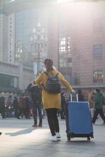 青年女人在站前广场