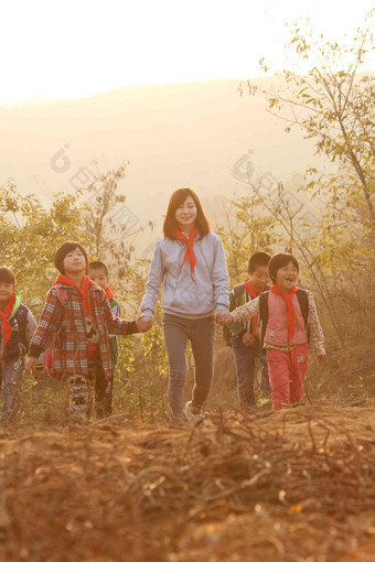 乡村女教师和学生在户外