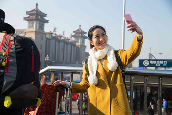 青年女人在站前广场