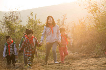 乡村女教师和学生在户外