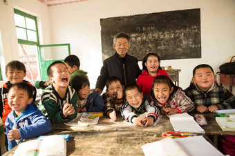 乡村男教师和小学生在教室里<strong>女生</strong>氛围拍摄