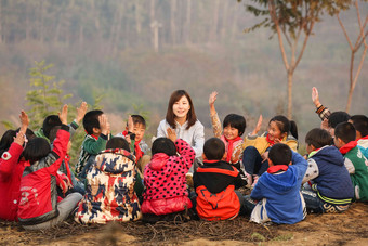 乡村教师和小学生在户外学习