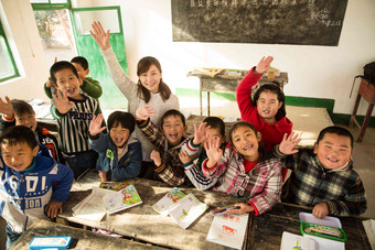 乡村女教师和小学生在教室里