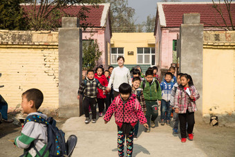 乡村女教师和学生在户外